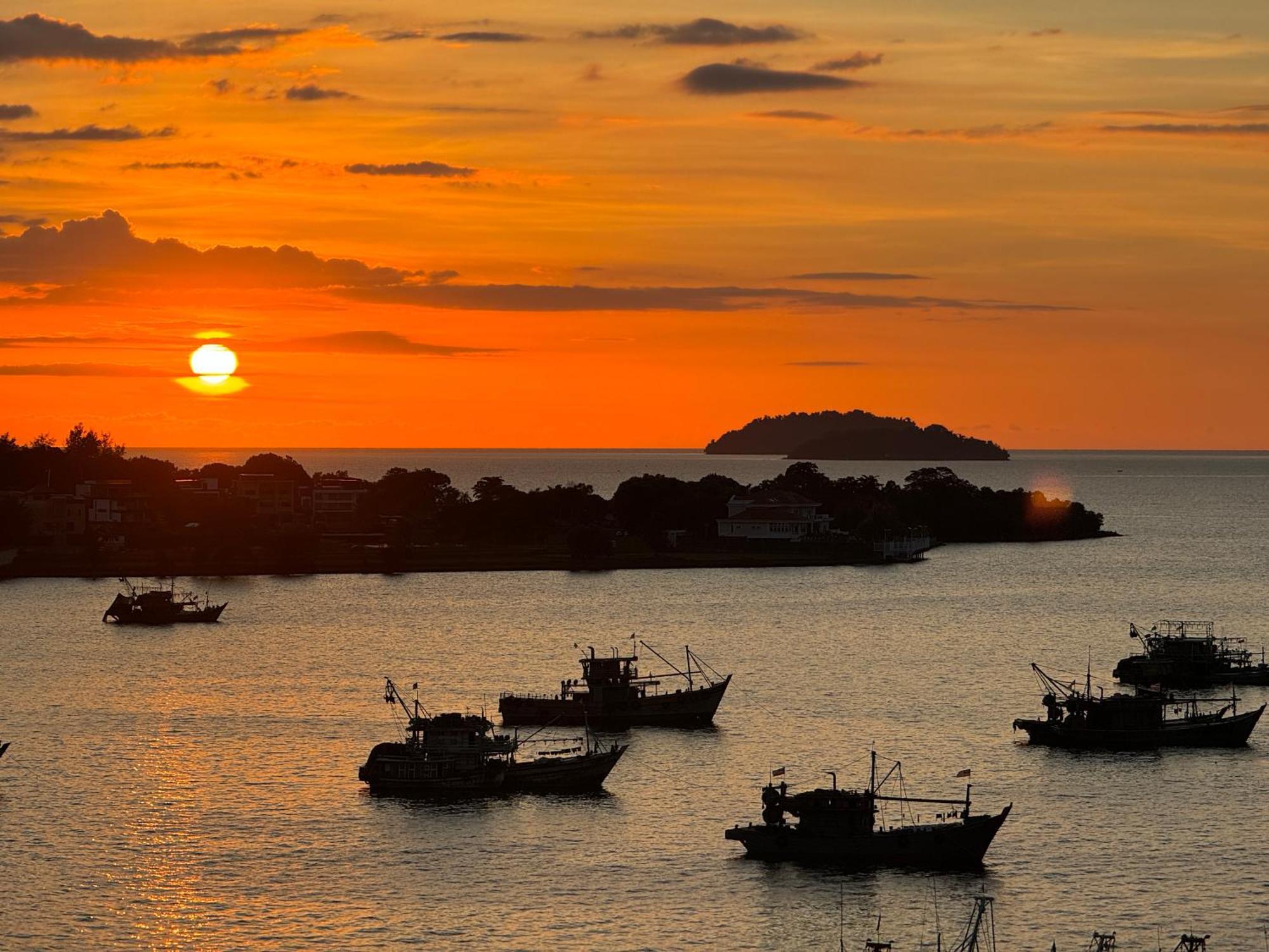 The Shore Cbd Kota Kinabalu By Laxzone Suite Экстерьер фото